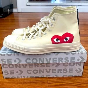 Used Converse shoes. Worn twice. It's matched with a casual fit.